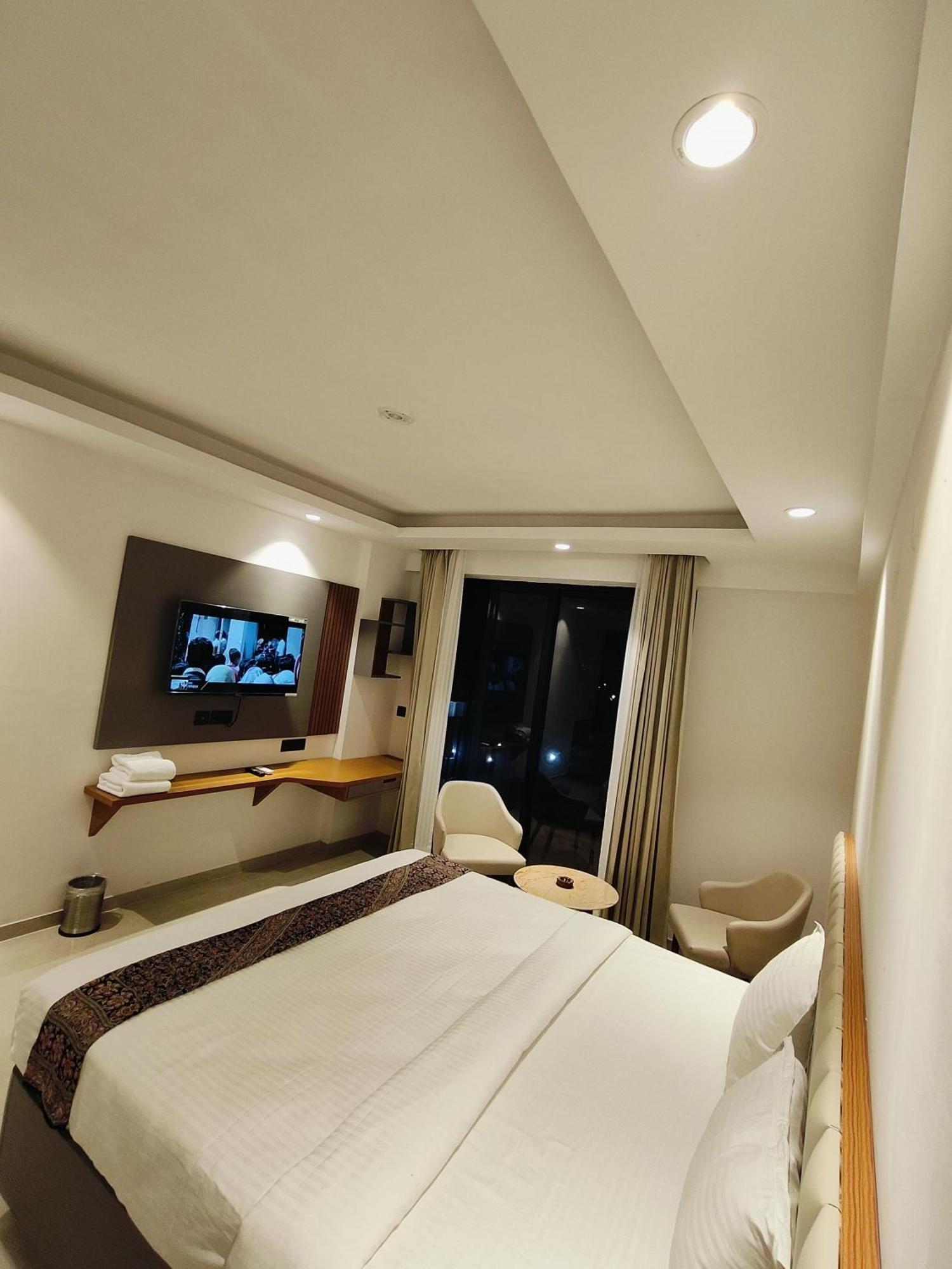 Hotel Maple Tree - Near Ekana Cricket Stadium - לקנאו מראה חיצוני תמונה