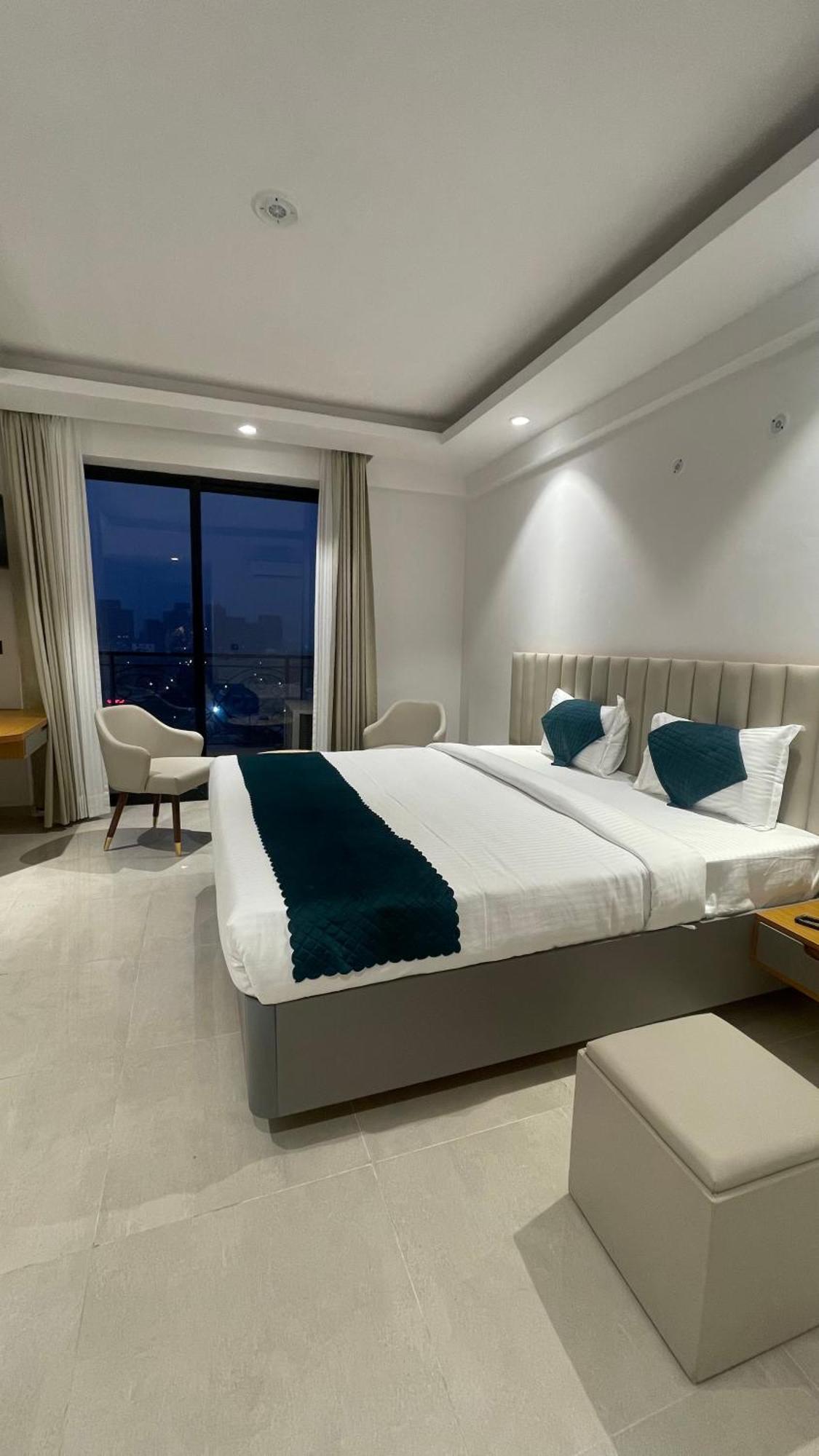 Hotel Maple Tree - Near Ekana Cricket Stadium - לקנאו מראה חיצוני תמונה