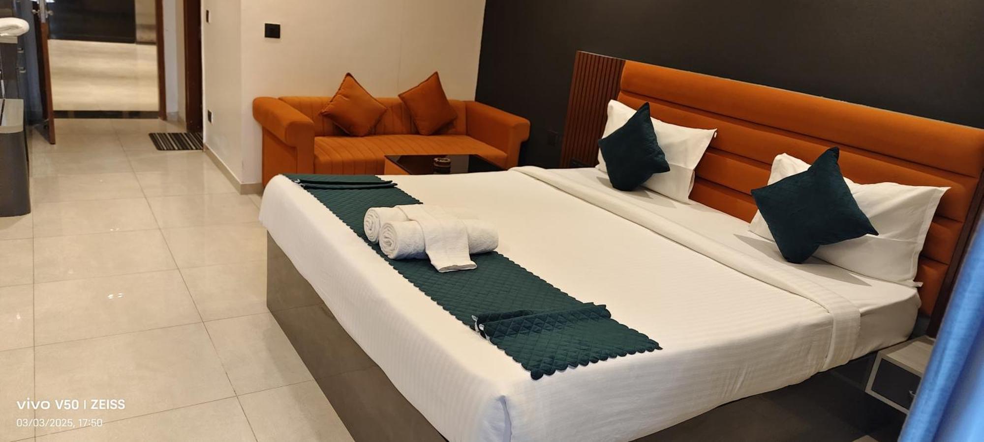 Hotel Maple Tree - Near Ekana Cricket Stadium - לקנאו מראה חיצוני תמונה