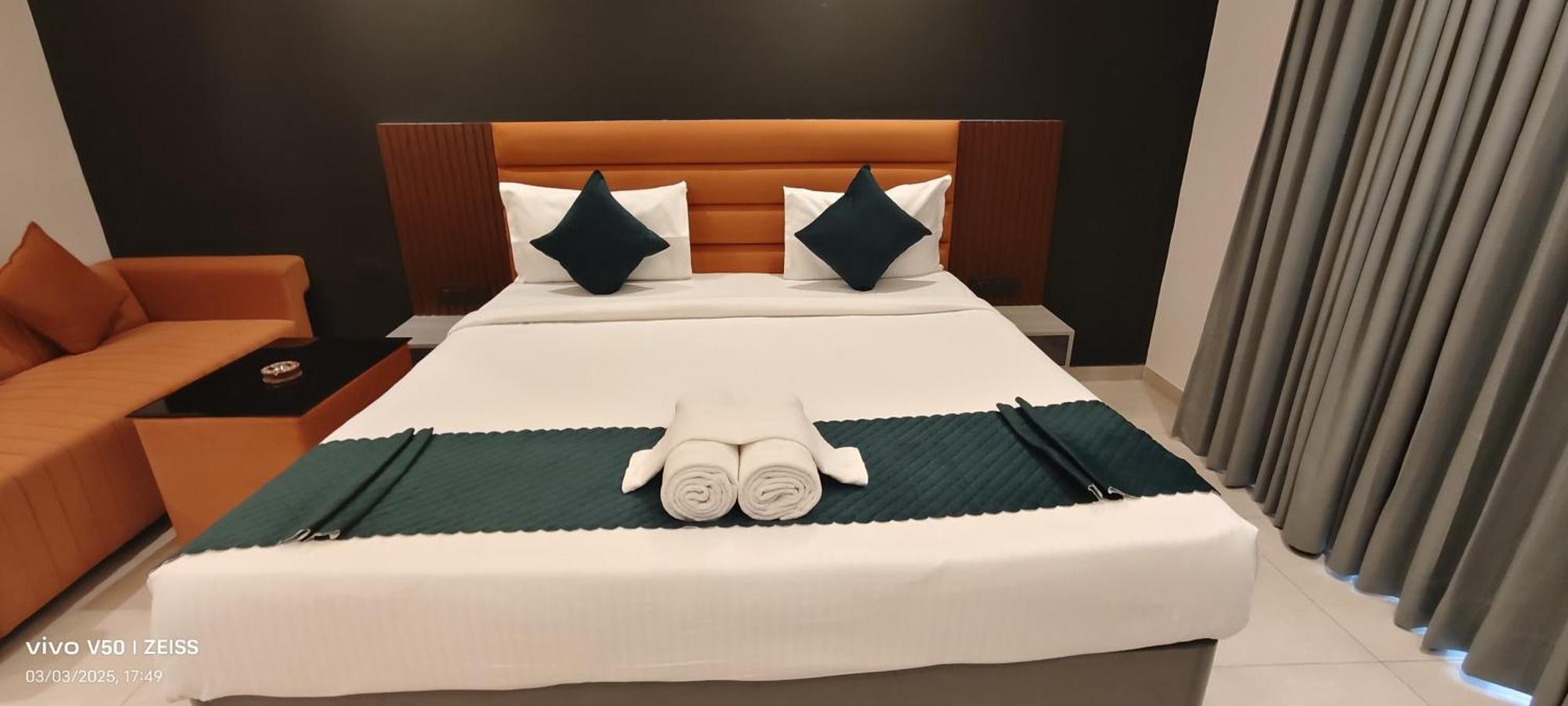 Hotel Maple Tree - Near Ekana Cricket Stadium - לקנאו מראה חיצוני תמונה