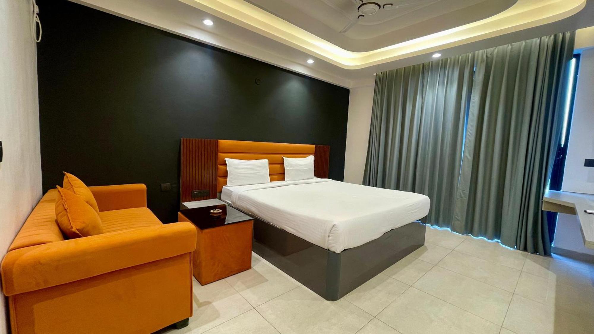 Hotel Maple Tree - Near Ekana Cricket Stadium - לקנאו מראה חיצוני תמונה