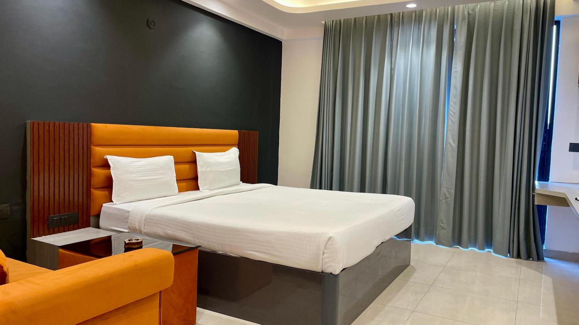 Hotel Maple Tree - Near Ekana Cricket Stadium - לקנאו מראה חיצוני תמונה