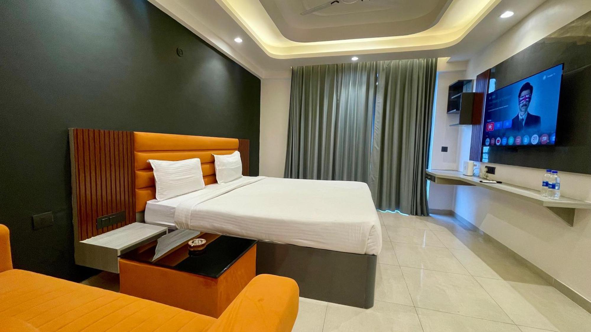 Hotel Maple Tree - Near Ekana Cricket Stadium - לקנאו מראה חיצוני תמונה